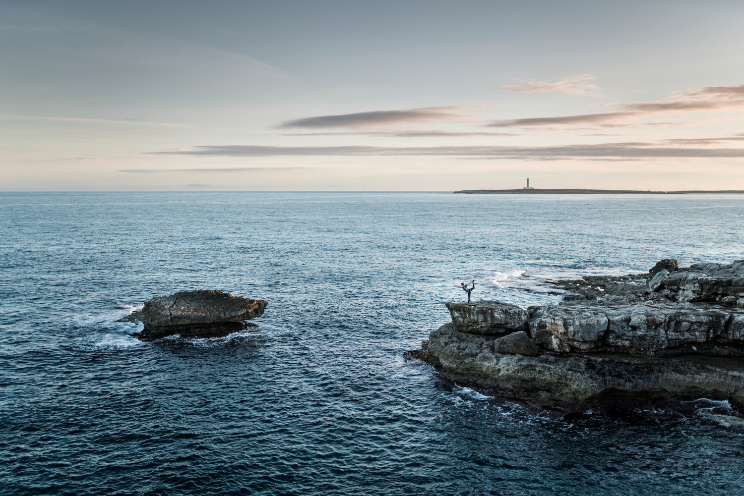 Far de l'Illa de l'Aire al fons, des del Racó des Coll Curt (Foto: Jordi Saragossa).