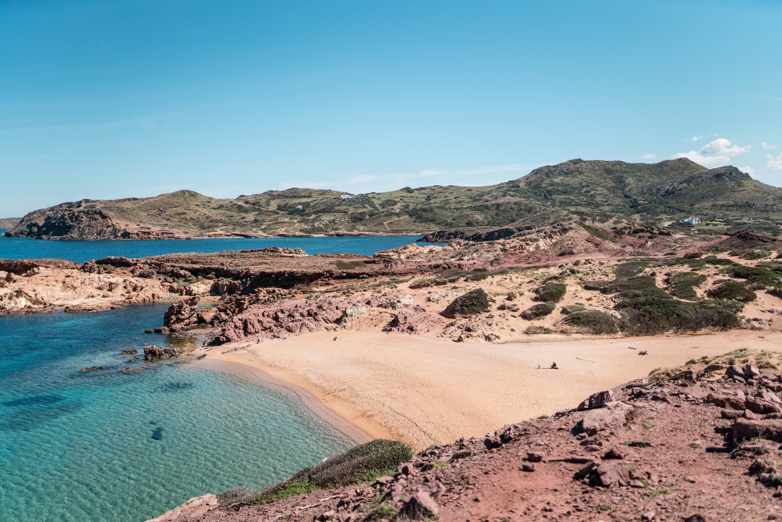 Cala Pregondó, amb Binimel·là de fons (Foto: Jordi Saragossa).