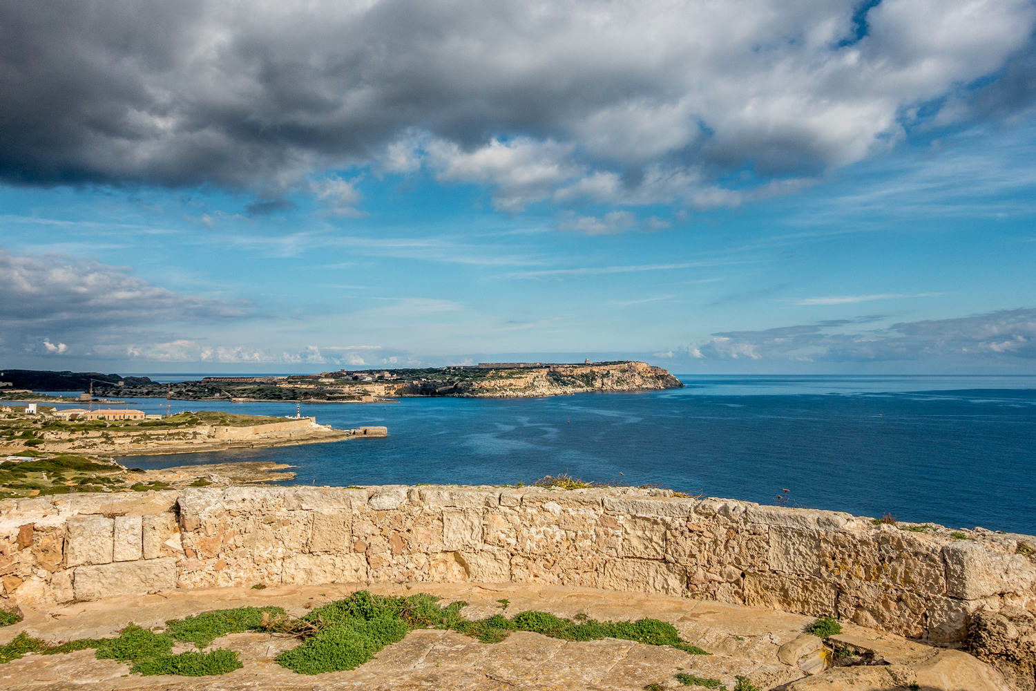 Vista de la bocana del Port de Maó des de la plataforma artillera de la Torre d'en Penjat (Foto: Camí de Cavalls 360º).