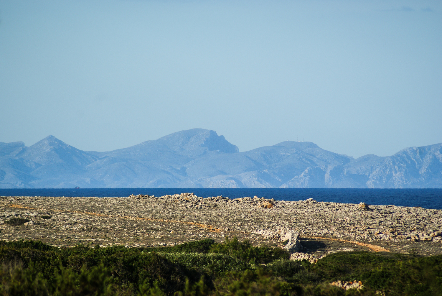 L'illa de Mallorca vista des de la zona de Cala en Bastó (Foto: Camí de Cavalls 360º).