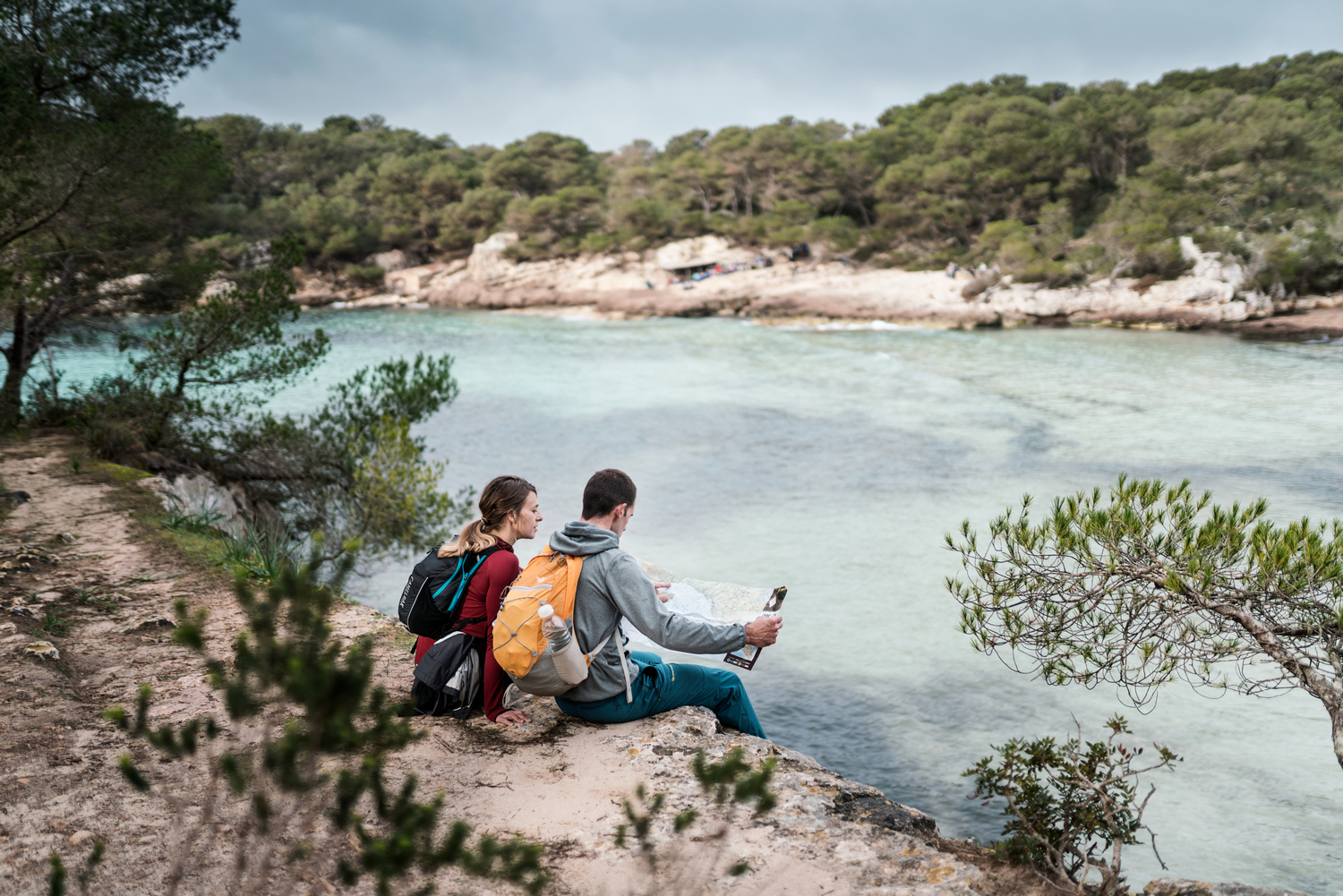 Consultant el mapa a Cala en Turqueta (Foto: Jordi Saragossa).