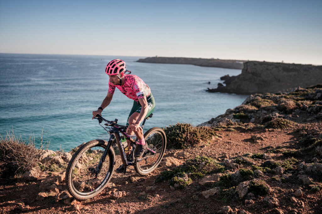 Lachlan Morton en Camí de Cavalls 360º Non-Stop MTB (Foto: Jordi Saragossa).