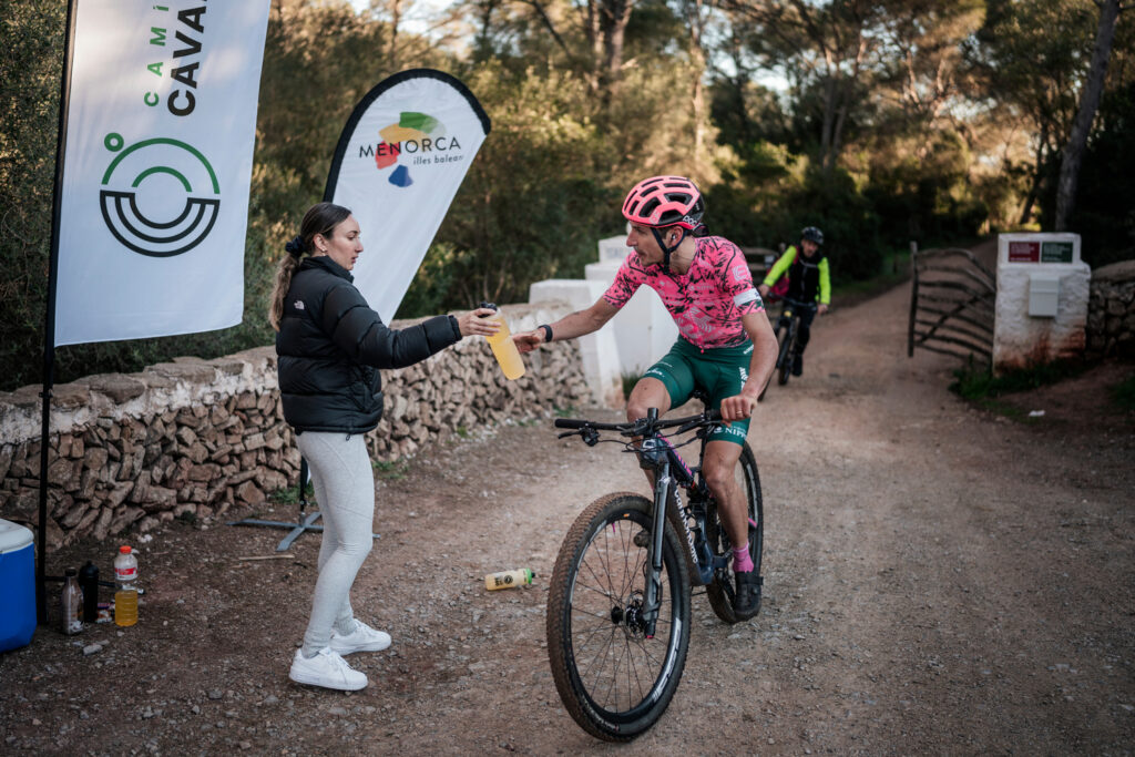 Lachlan Morton en Camí de Cavalls 360º Non-Stop MTB (Foto: Jordi Saragossa).