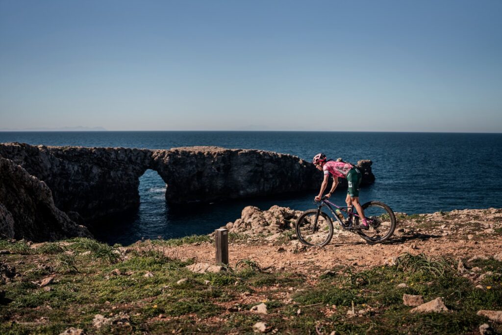 Lachlan Morton en Camí de Cavalls 360º Non-Stop MTB (Foto: Jordi Saragossa).