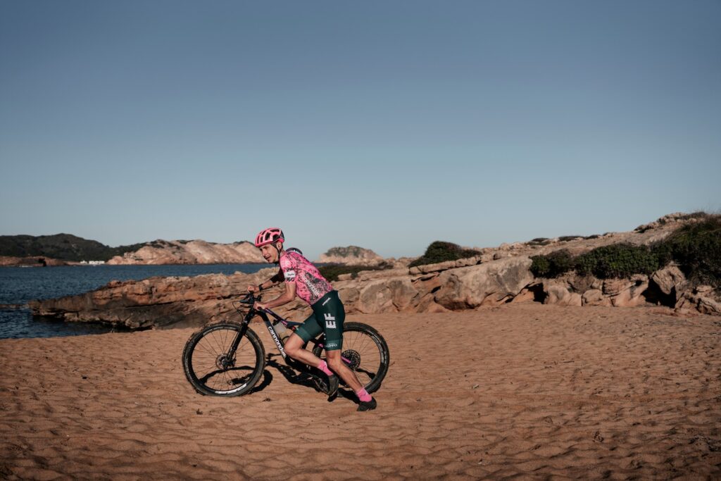 Lachlan Morton en Camí de Cavalls 360º Non-Stop MTB (Foto: Jordi Saragossa).