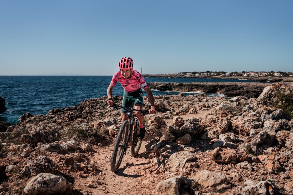 Lachlan Morton en Camí de Cavalls 360º Non-Stop MTB (Foto: Jordi Saragossa).