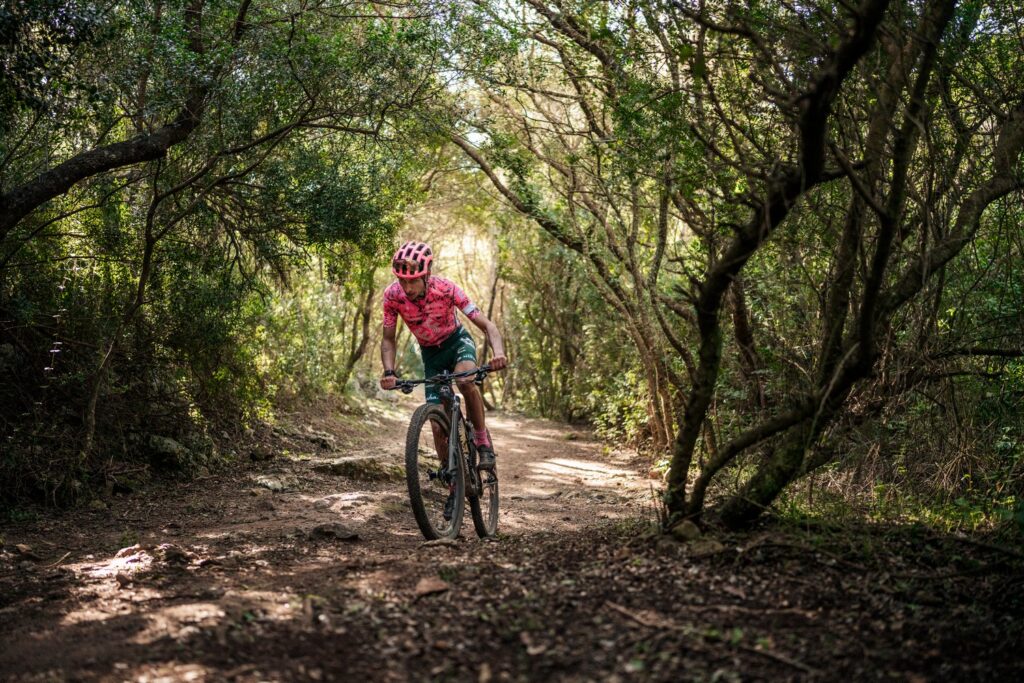 Lachlan Morton en Camí de Cavalls 360º Non-Stop MTB (Foto: Jordi Saragossa).