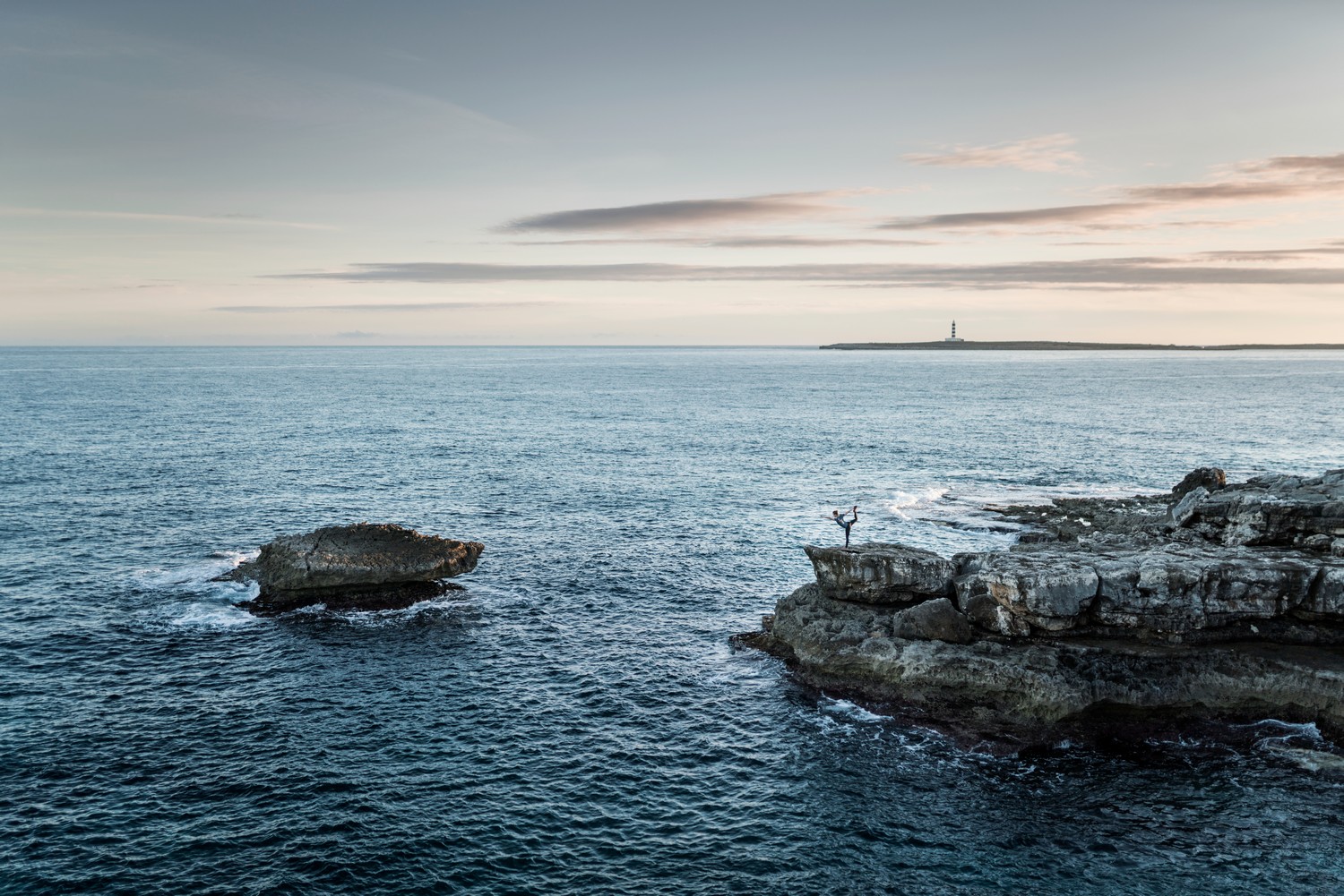 L'Illa de l'Aire, al fons (Foto: Jordi Saragossa).