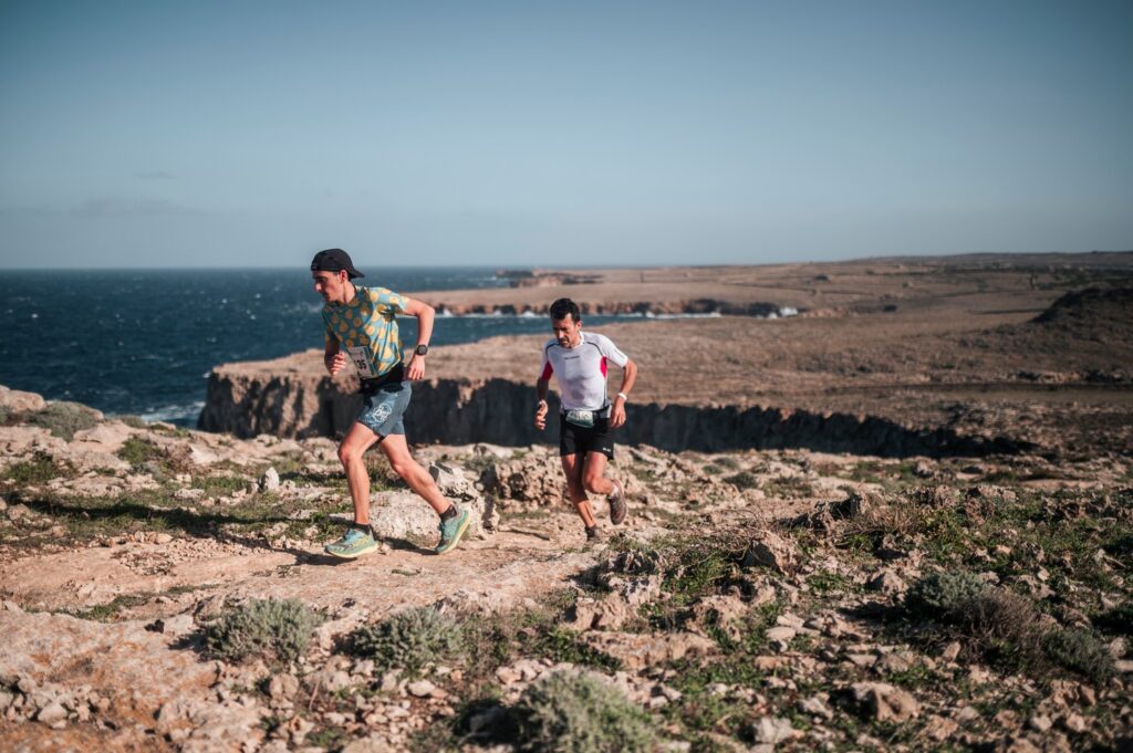 Víctor del Águila i Miguel Heras a l'ARTIEM Epic Camí de Cavalls 360º Menorca 2023 (Foto: The Adventure Bakery).