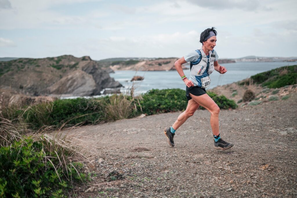 Oihana Kortazar en l'ARTIEM Epic Camí de Cavalls 360º Menorca 2023 (Foto: The Adventure Bakery).