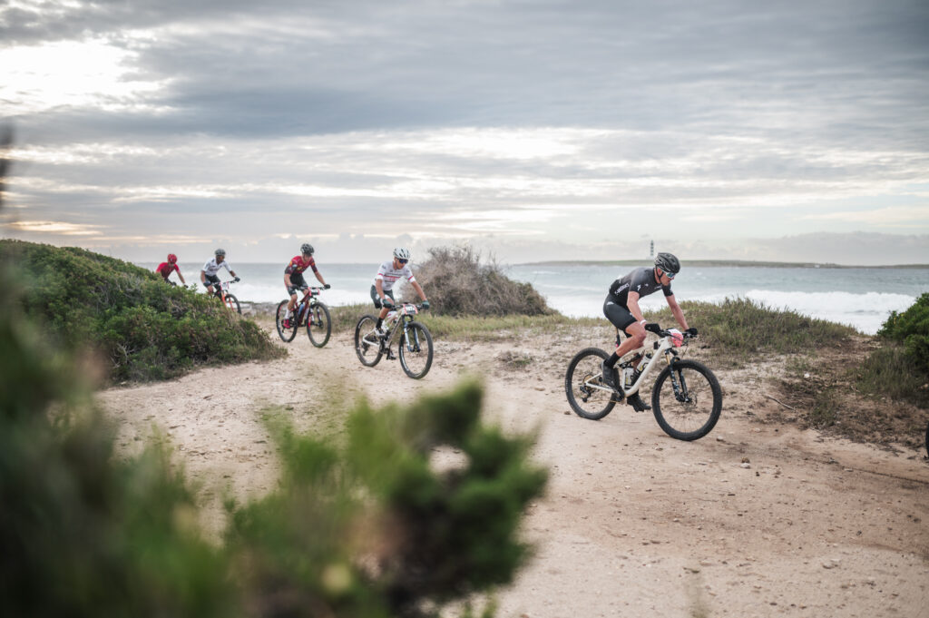 Gerard Minoves, Francesc Barber, Joan Mir, Ismael Esteban i Ismael Ventura en l'ARTIEM Epic Camí de Cavalls 360º Menorca 2023 (Foto: The Adventure Bakery).