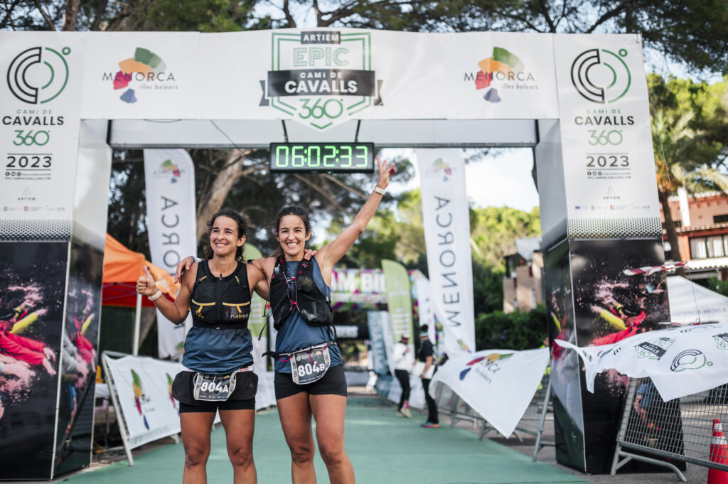 Laura Ruiz i Miriam Ruiz a l'ARTIEM Epic Camí de Cavalls 360º Menorca 2023 (Foto: The Adventure Bakery).