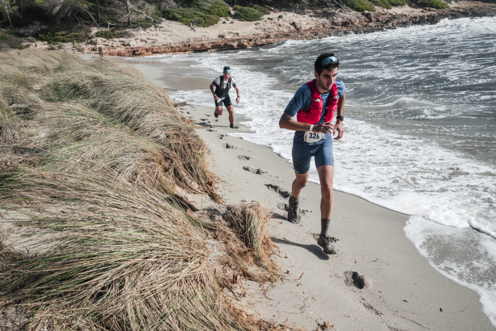 Jairo Laguna i  en l'ARTIEM Epic Camí de Cavalls 360º Menorca 2023 (Foto: The Adventure Bakery).