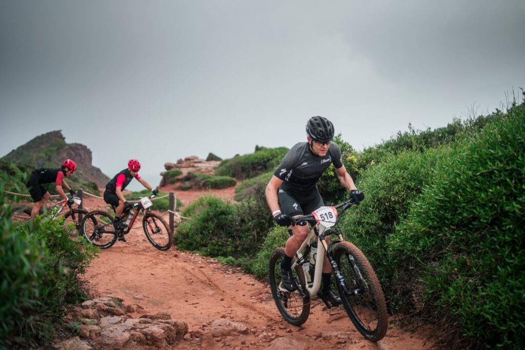 Gerard Minoves, Ismael Ventura i Guillem Cassú en l'ARTIEM Epic Camí de Cavalls 360º Menorca 2023 (Foto: The Adventure Bakery).