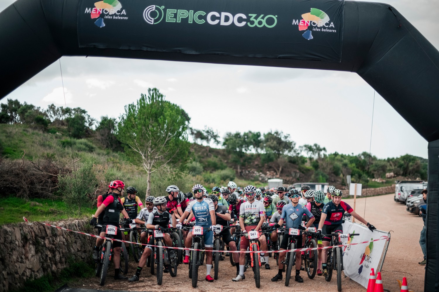 Sortida de la categoria MTB de l'ARTIEM Epic Camí de Cavalls 360º Menorca 2023 (Foto: The Adventure Bakery).