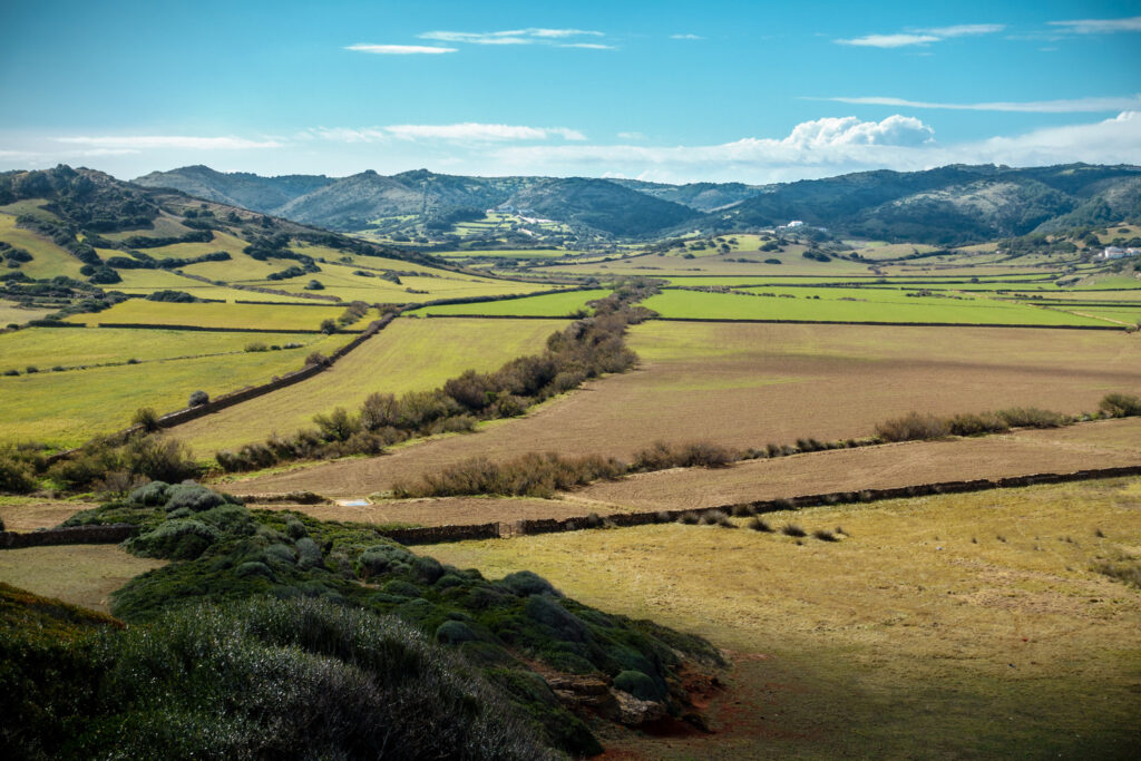 El típic paisatge de mosaic caracteritza la Menorca rural d’interior (Foto: Camí de Cavalls 360º).