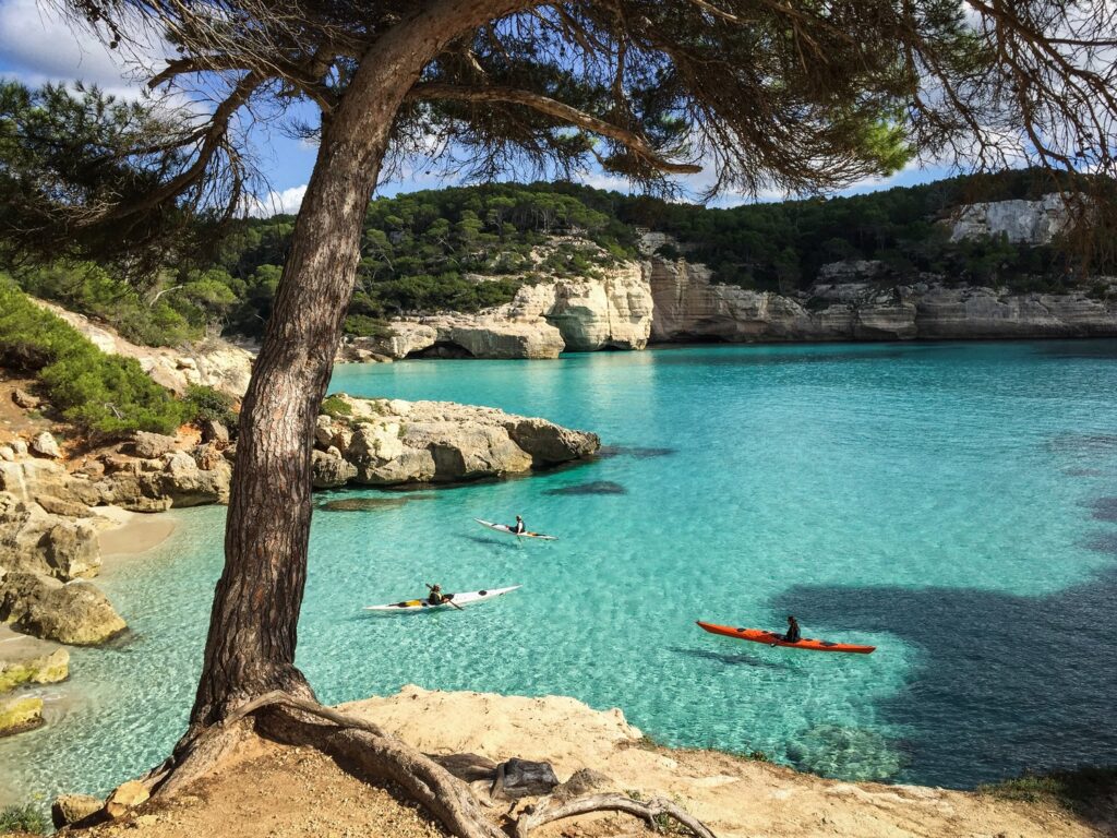 La roca calcària forma cales meravelloses a la costa sud de Menorca (Foto: Karetta Expeditions).
