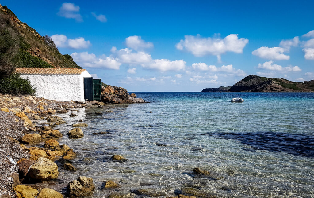 Les tradicionals casetes de vorera són exemple de patrimoni cultural i històric de Menorca (Foto: Camí de Cavalls 360º).