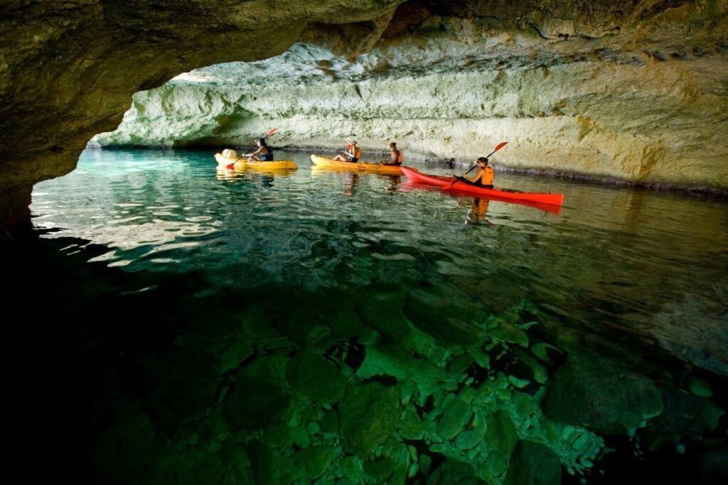 Descobrint l’interior d’una cova amb kayak (Foto: Artiem).