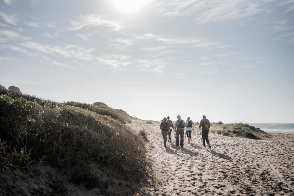 Senderisme per un tram de platja a Camí de Cavalls 360º (Foto: The Adventure Bakery).
