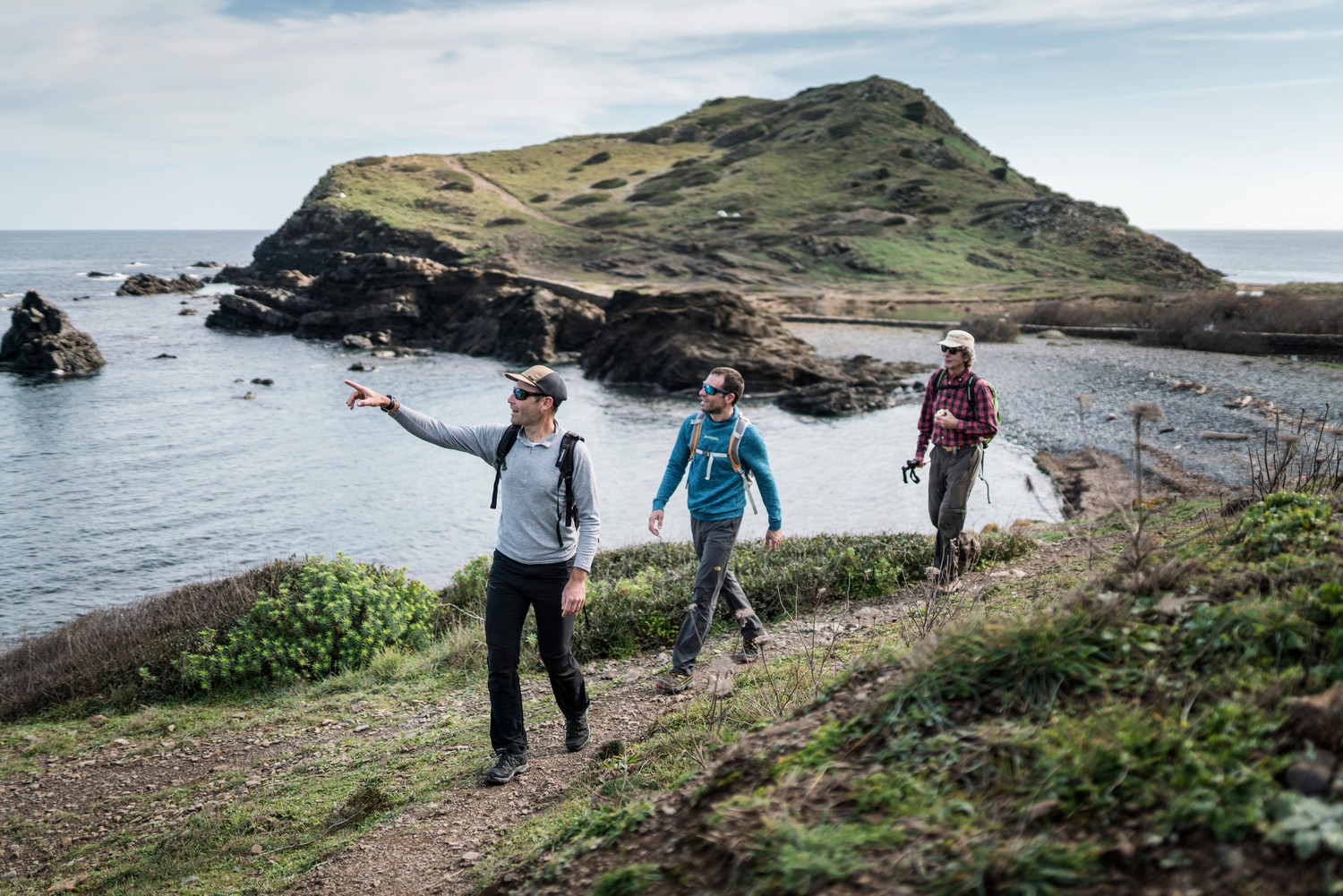 Un grup gaudeix de la caminada de Camí de Cavalls 360º (Foto: The Adventure Bakery).