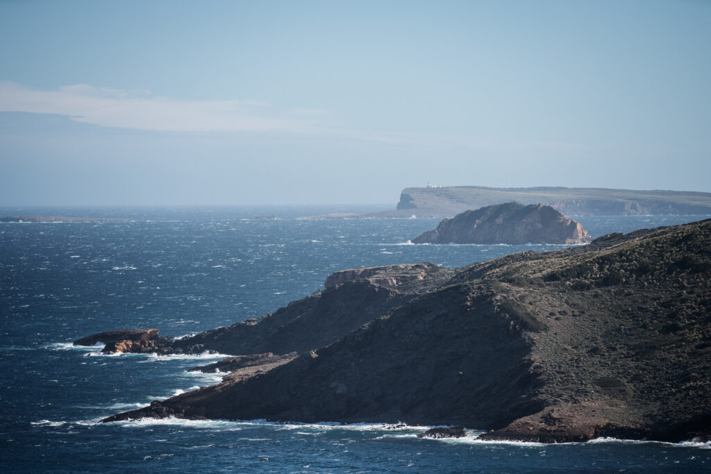 Panoràmica del nord de Menorca, amb la Punta des Alocs, Illa de ses Bledes i Cap de Cavalleria (Foto: The Adventure Bakery).