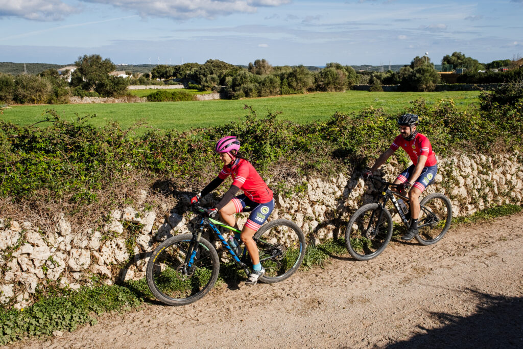 Dos ciclistes en un programa de Menorca 360º (Foto: Menorca 360º)