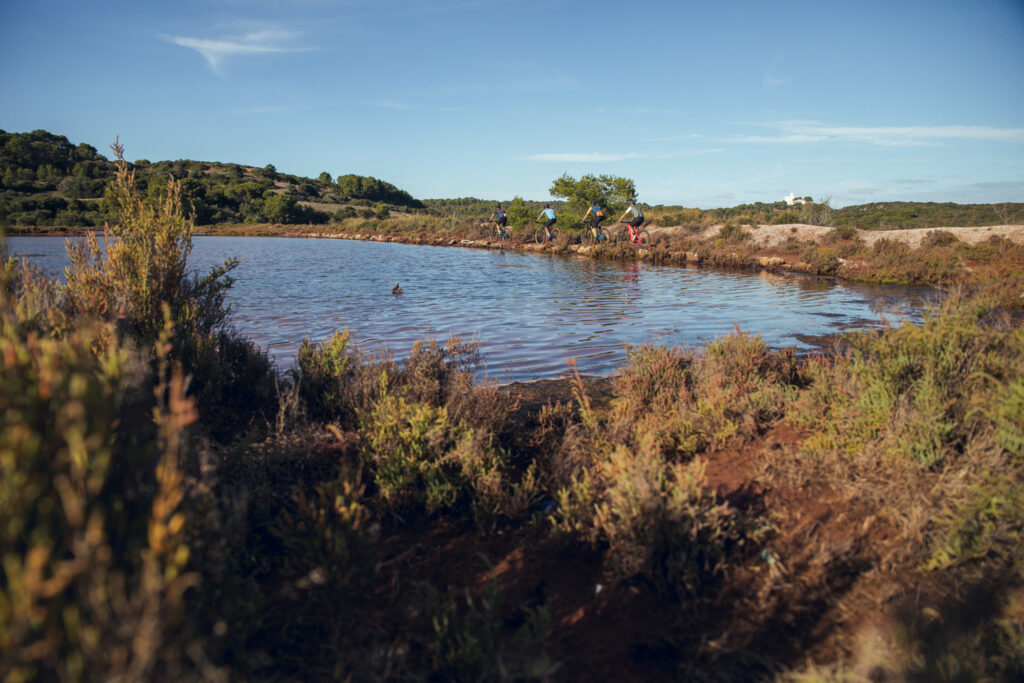 Ciclistes a la zona de ses Salines (Foto: Aitor Lamadrid).