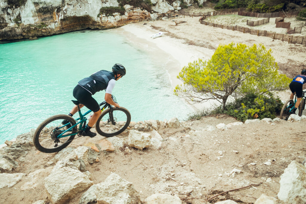 Un ciclista baixa cap a Macarelleta durant Camí de Cavalls 360º (Foto: Aitor Lamadrid).